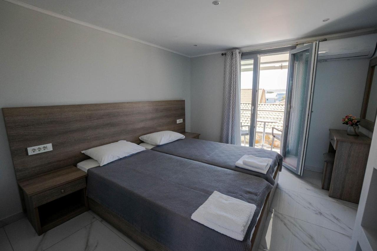 Golden Dolphin Studios & Apartments Alykes  Esterno foto